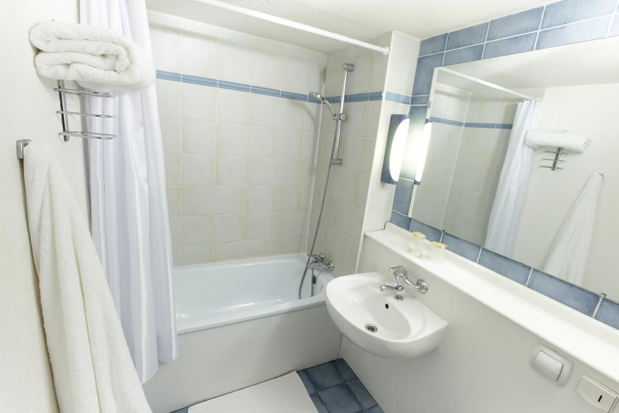 The Originals City, Hotel A Pic, Cherbourg Экстерьер фото